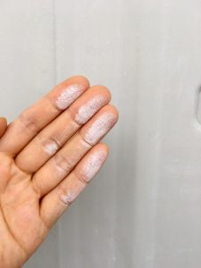 外壁を触ると白い粉がつく（チョーキング現象）